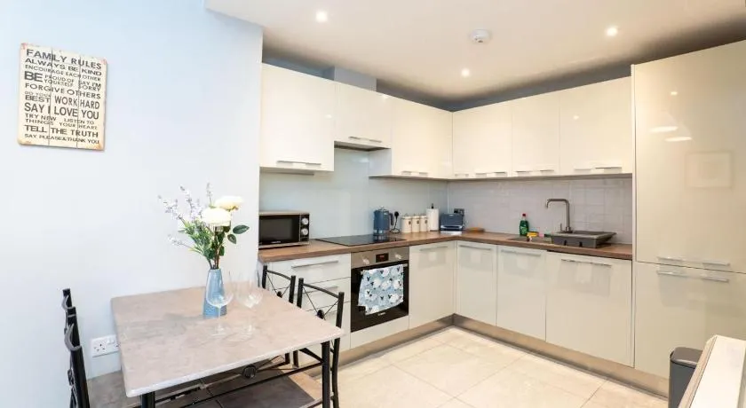 Town Centre - Free Parking - Sleeps 5 - Image 1