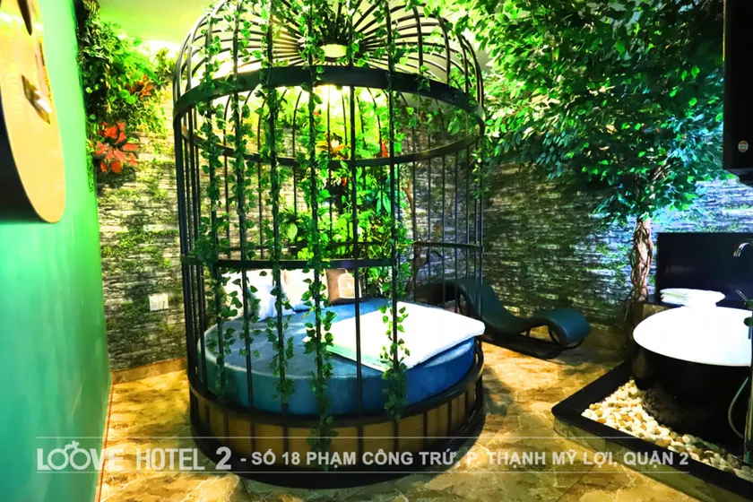 Loove Hotel - Khách Sạn Tình Yêu - Image 1
