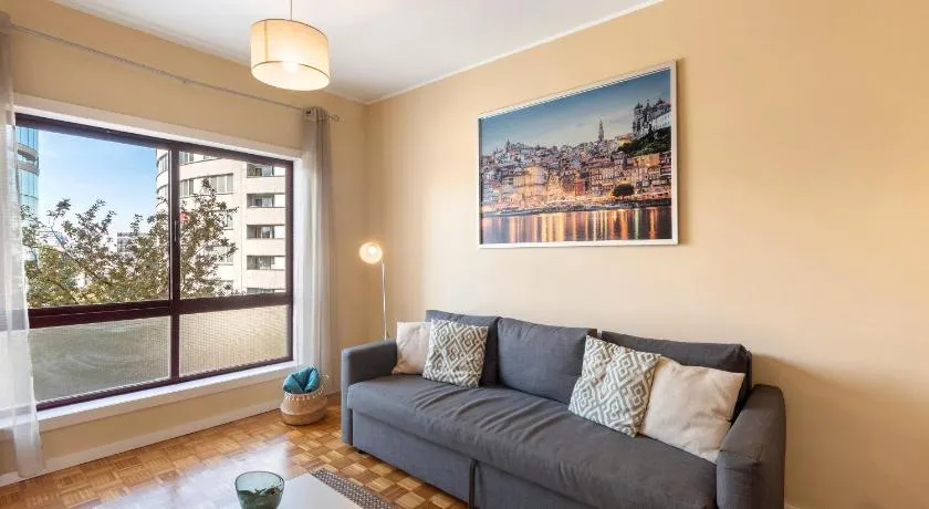 Appartement de vacances entièrement équipé avec internet haut débit | Vue ville | Parfait pour le travail à distance - Image 1