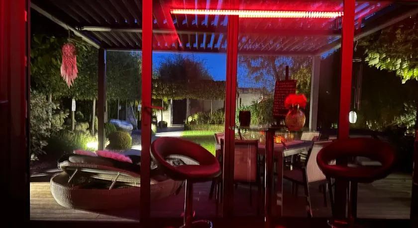 La chambre du puits avec 2 jacuzzis , sauna et Hammam privatif - Image 1