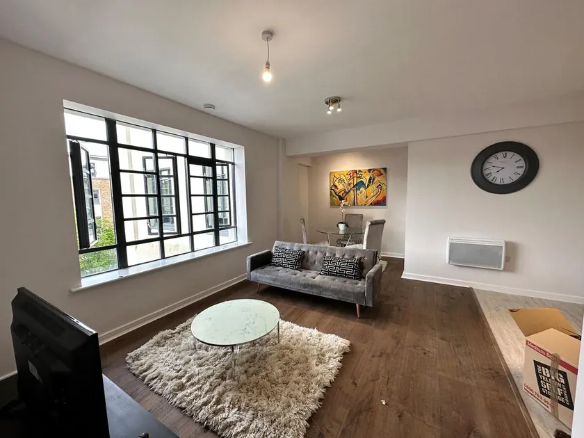 Travaal.©om - 3 Bed Serviced Apartment Farnborough - Image 1