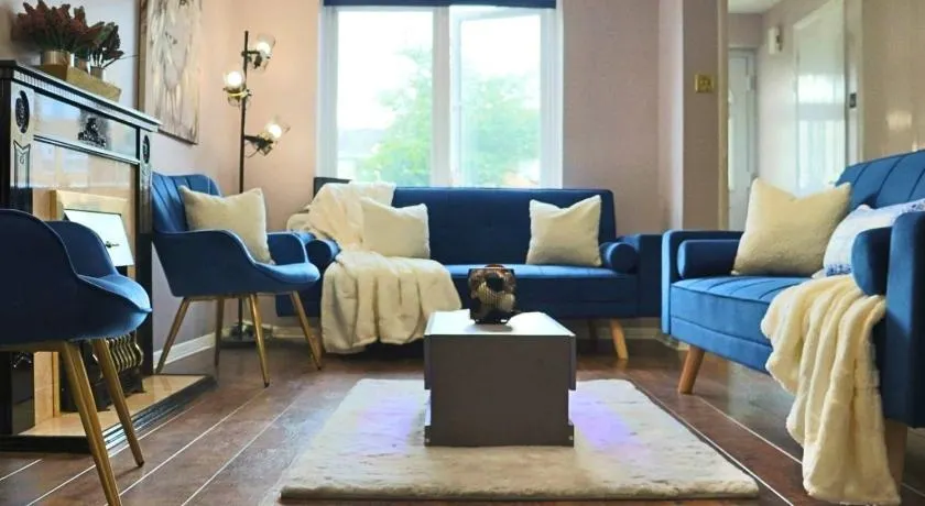 Luxury Heathrow Modern House with Parking & Fast WiFi - Image 1
