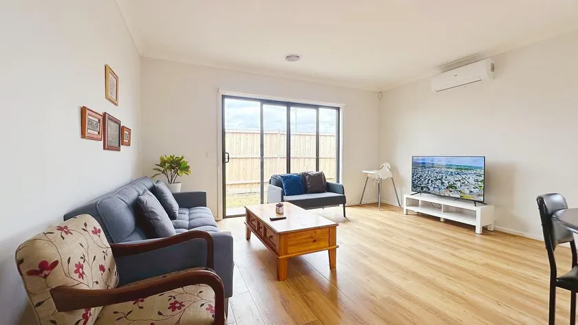 Parkside/4B2B/Near Tarneit Station Shopping Center - Image 1