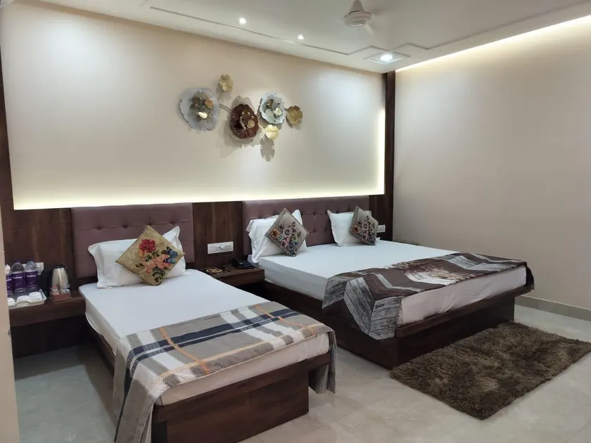 Hotel Luxuria - Image 1