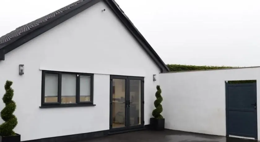 Modern Guest House with Free Parking & Fast Wi-Fi - Image 1