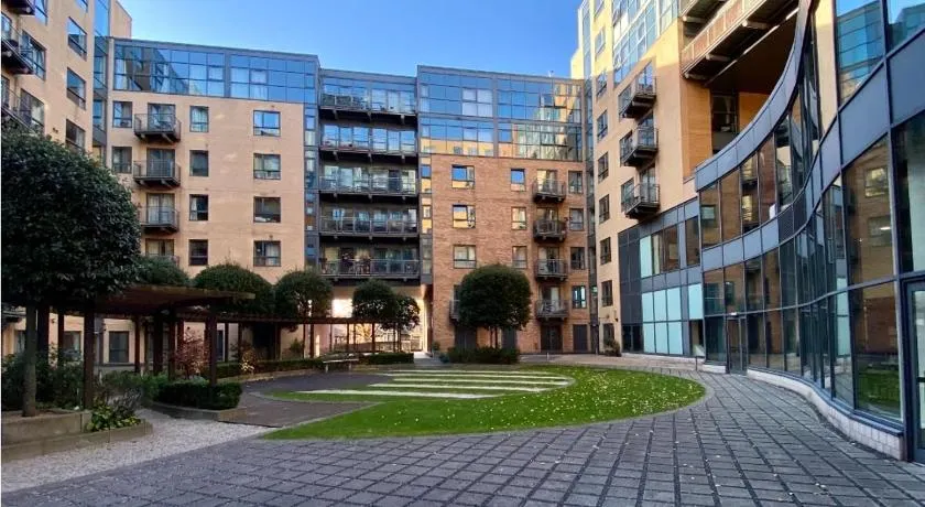 Large 2 Bed, 2 Bath, Free Parking & WiFi - Image 1