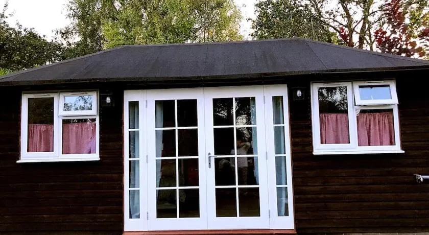 Cosy Private Cabin with parking in good location - Image 1