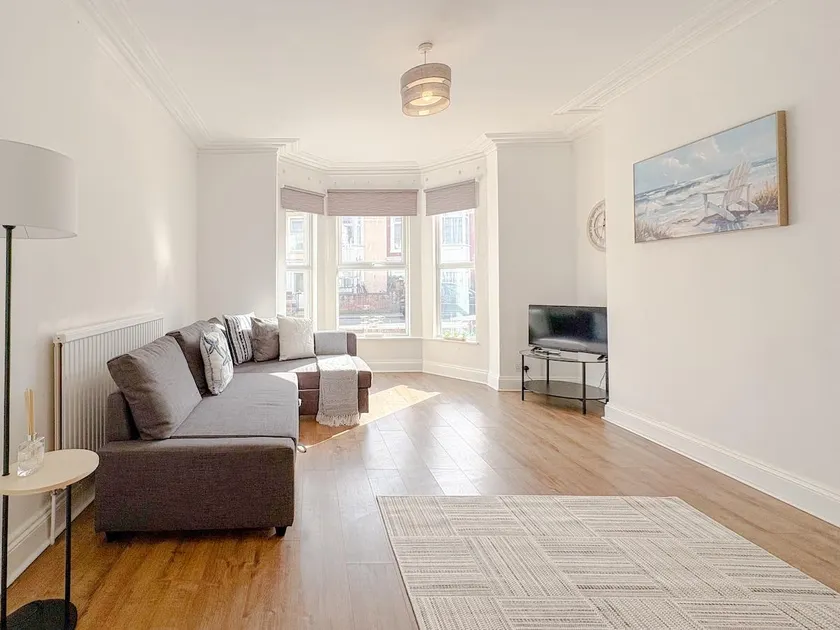 Crown road - Image 1