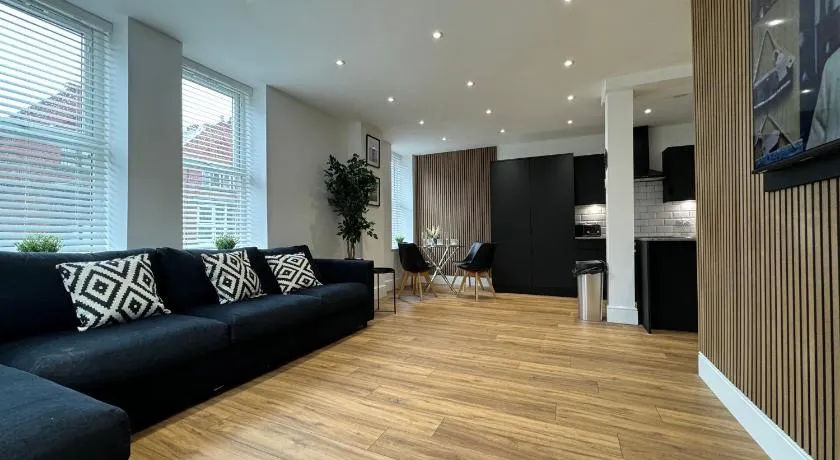 Stylish 2 Bedroom Coastal Apartment near Crosby Beach & Liverpool - Image 1