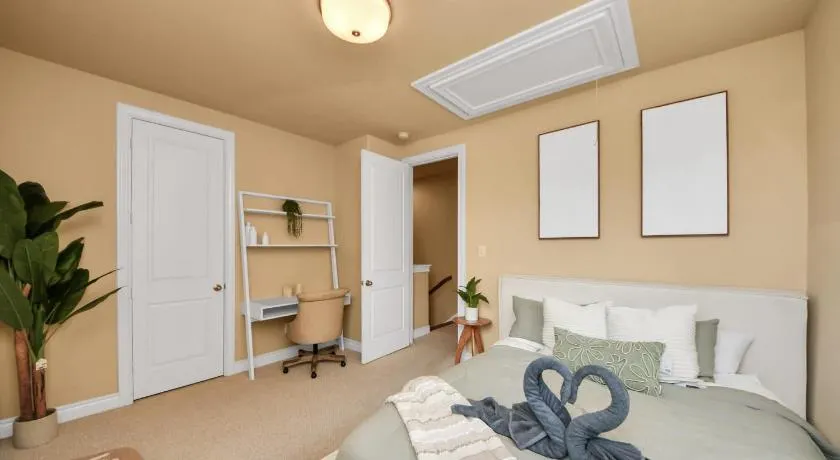 Downtown 3 Story Zen Home W Pool Table for Family - Image 1