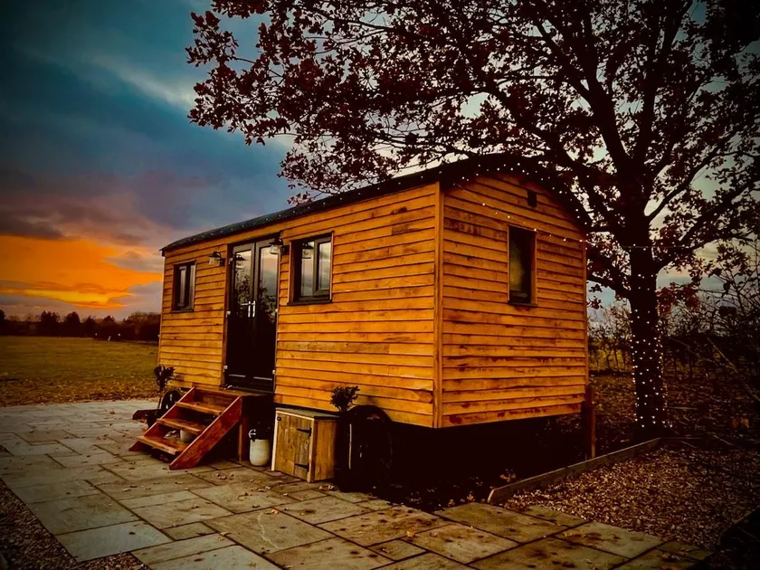 The Dragonfly - Luxury Lakeside Shepherds Hut - Image 1