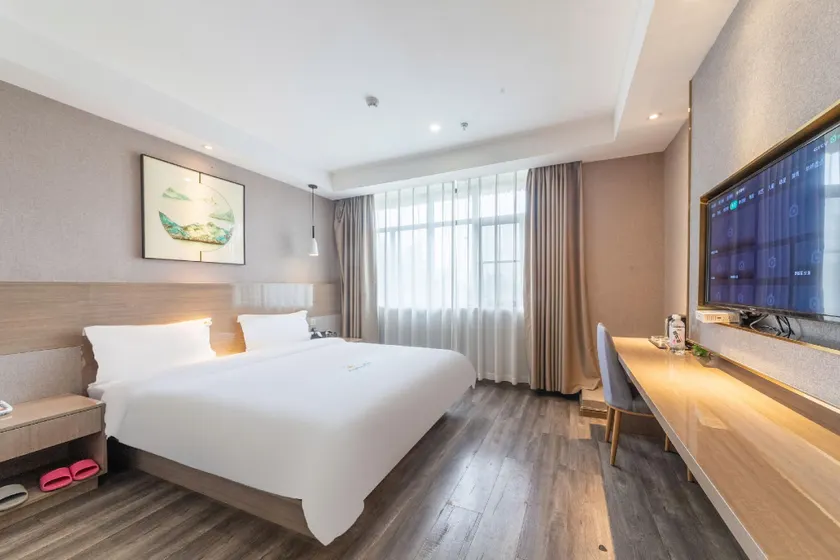 Holiday Inn Hive - Image 1