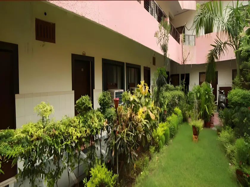 Hotel Sidhartha Walking Distance From TajMahal - Image 1
