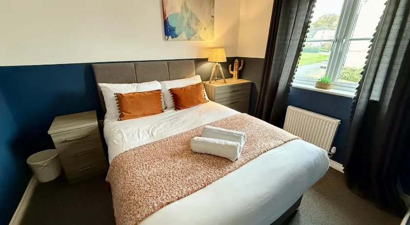 3 bedroom hse with parking & garden sleeps 5 - Image 1