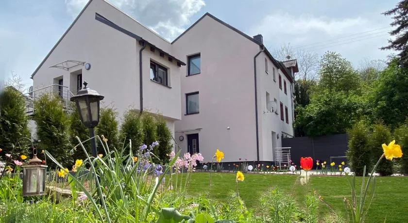 Sonnenlay Lounge Ferienhaus und Studio Balkon Garten E-Ladestation - Image 1