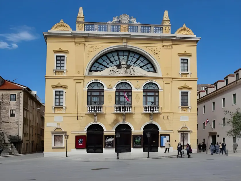 Split Theatre Apartments - Image 1