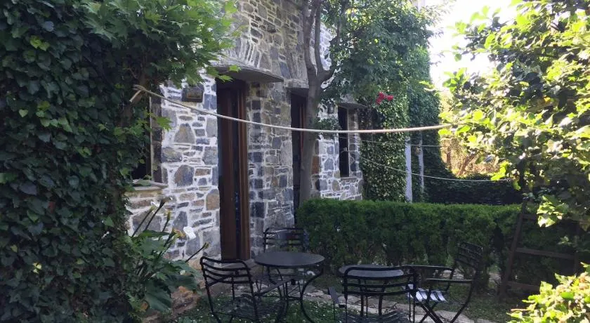 Damouchari Hotel - Image 1