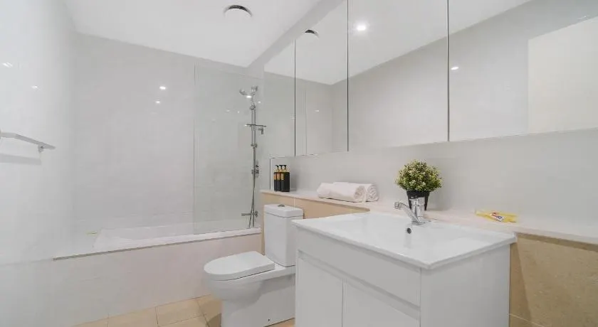 Three bedrooms and free parking near the airport - Image 1