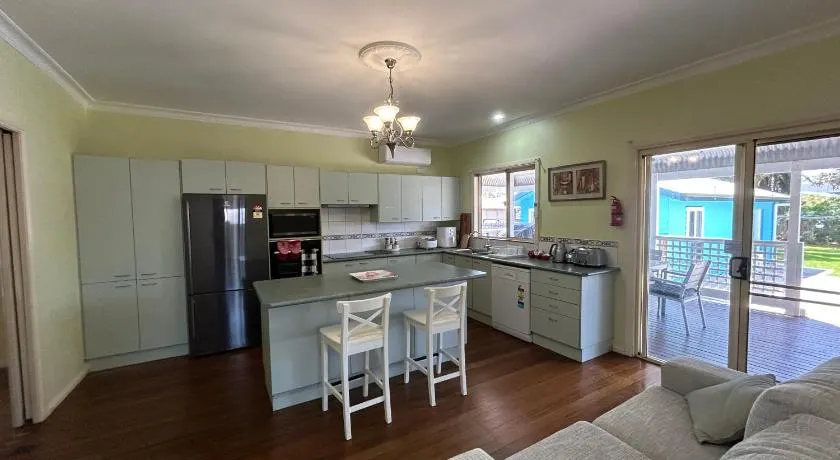 Spacious Stylish Coastal Escape - Image 1