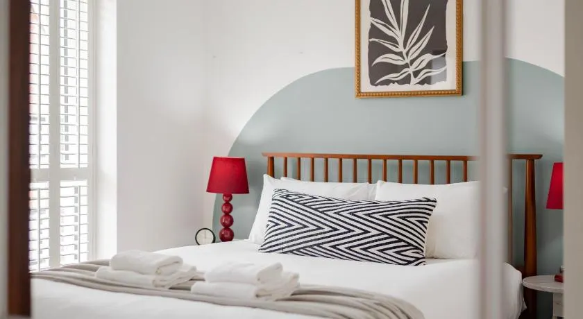 Stylish & Chic 3 bed House - Image 1