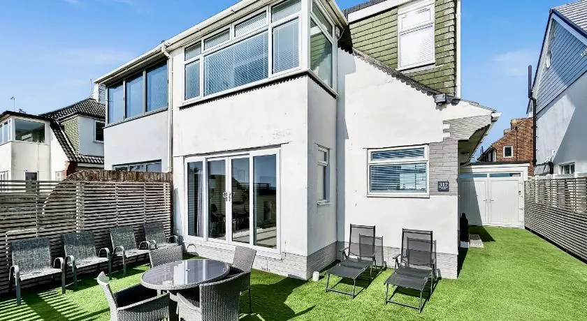 Ocean View in Worthing, 5 bedrooms for 10, 3 Bathrooms, Hot Tub, Parking for 6, Seaview - Image 1