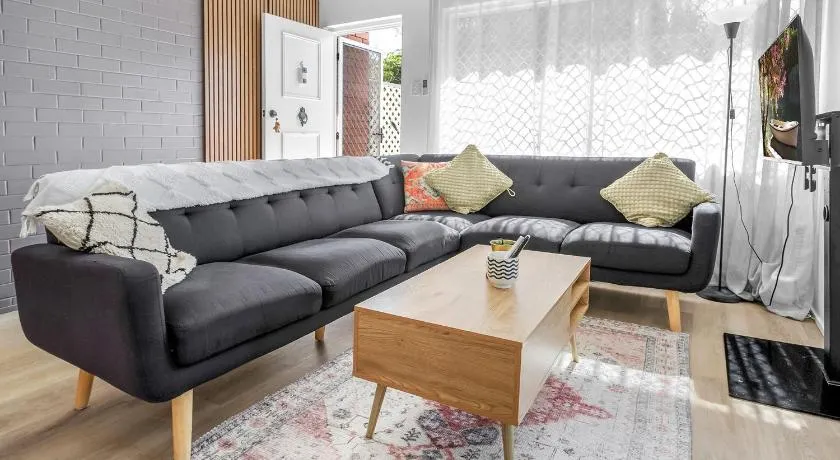 Charming 2-Bed Near River & City - Image 1