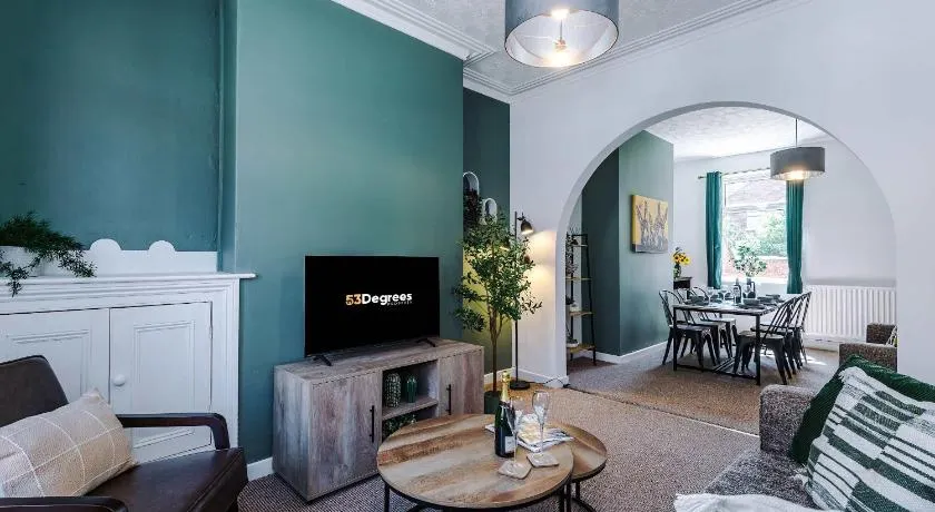 Stylish 2-Bed House by 53 Degrees Property, Perfect for Business Stays! - Image 1