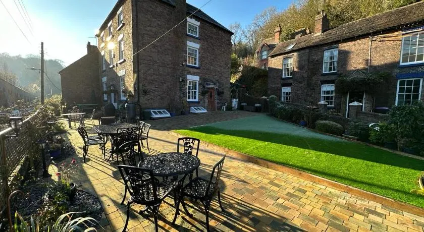 Viaduct Guest House - Image 1