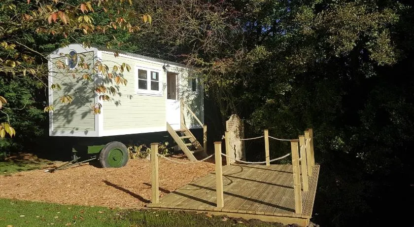 Waterside Shepherds Hut - Image 1