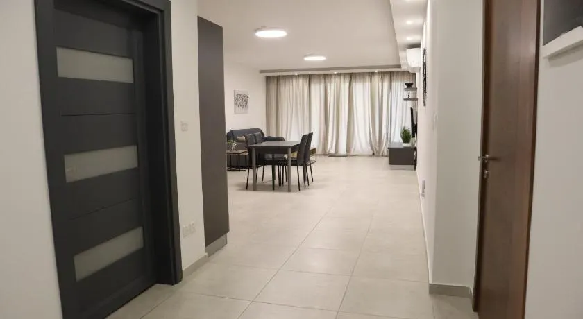 Ocean Breeze Apartment, Sleeps 6, Family-Friendly - Image 1