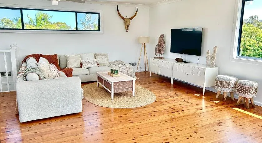 Long Jetty Lake House - Image 1