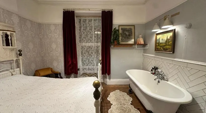 Boutique Studio Apartment in Grand House - Image 1