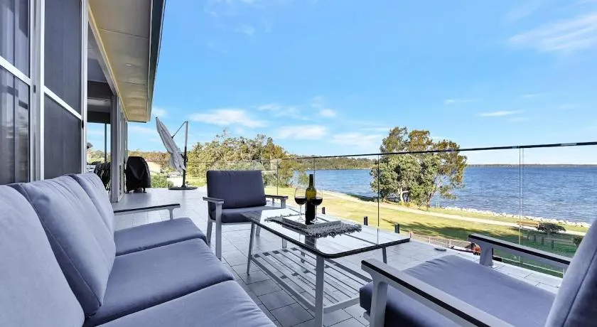 Royal Retreat Peaceful Lakefront - Image 1
