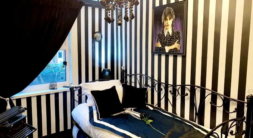 Wednesday's Family Rooms - Image 1