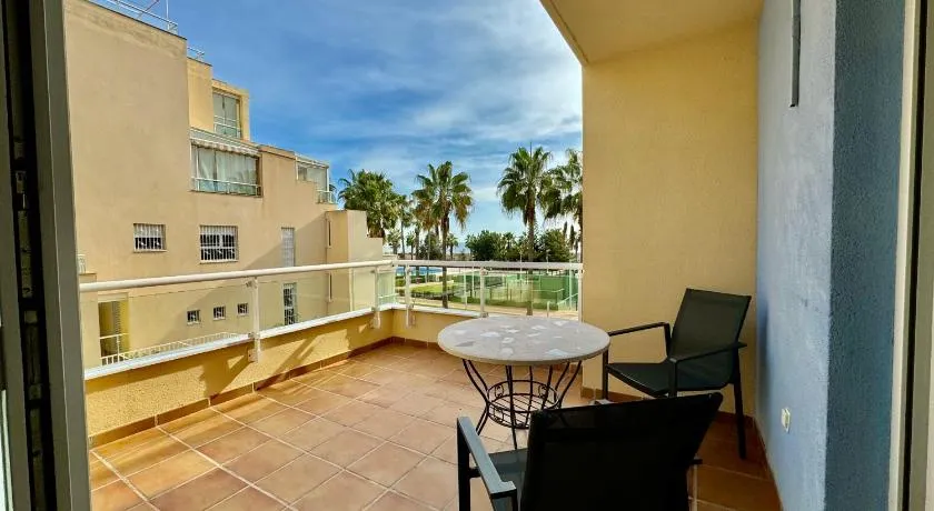 Apartamento con vistas al mar en urbanización de lujo Almerimar - Image 1