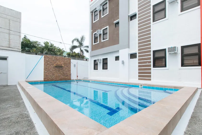 RedDoorz Plus at DBuilders Poblacion BGC - Image 1