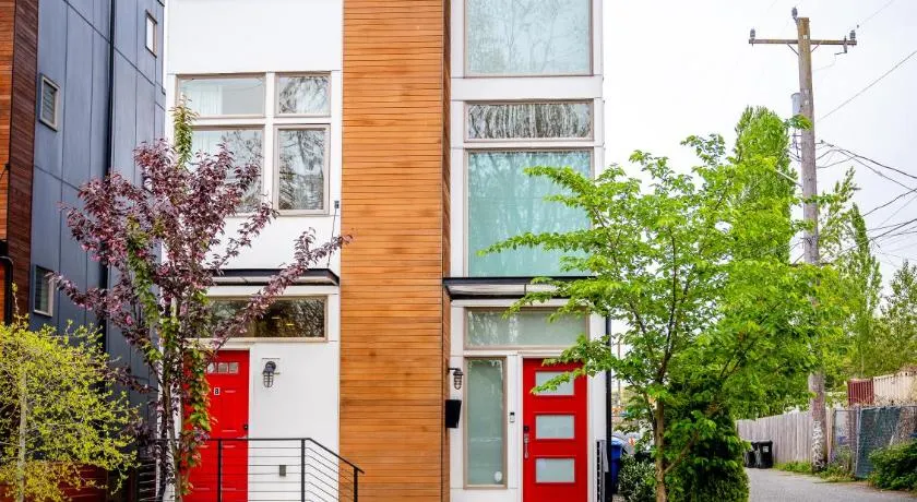 Explore Seattle - Free Parking, Steps to Light Rail, Stadiums and VA - Image 1