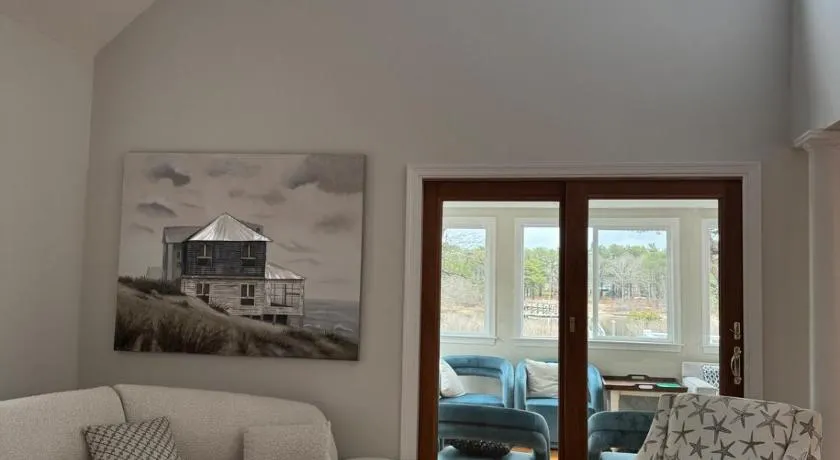 Serene waterfront getaway - Image 1