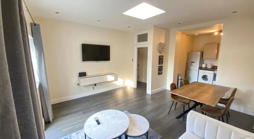 Grand 2 Bed Apartment In London - Image 1