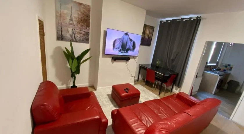 Cosy 2-Bed House - Sleeps 5 Garden & Pet-Friendly - Image 1