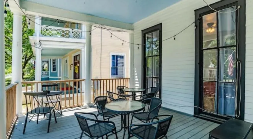 Dauphin Darling 4 Units  - Image 1
