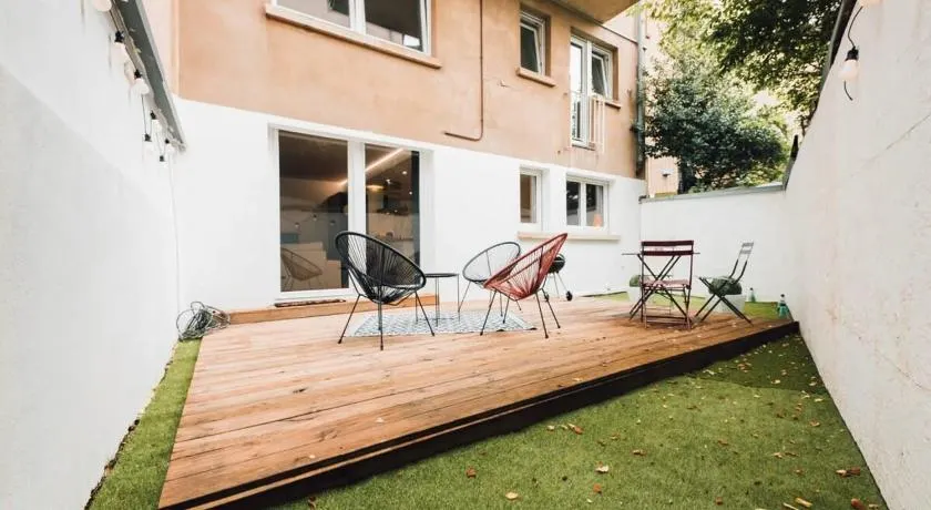 Cozy Central Studio with Private Terrace - Image 1