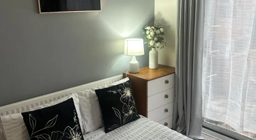 Comfortable Stay With Garden View Near Long Riding - Image 1