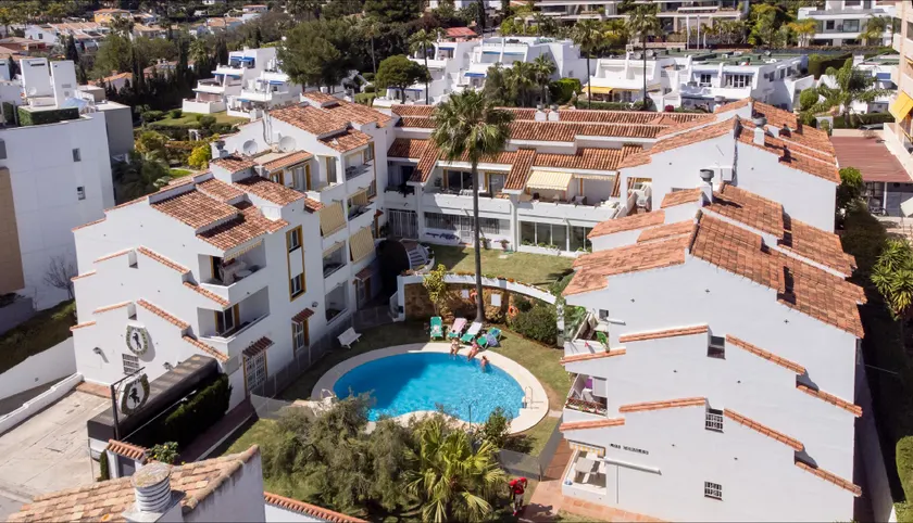 Penthouse 5 min from the beach with balcony and pool access - Image 1