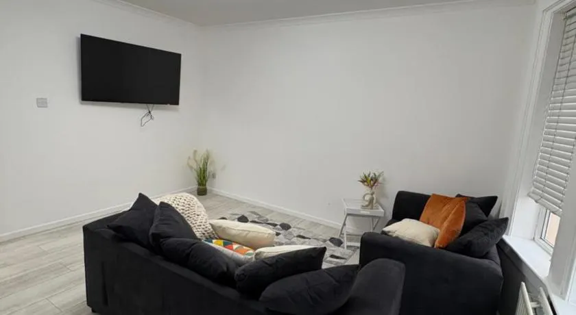 Cozy 3 Bed Home, Free Parking 8 min to City Centre - Image 1