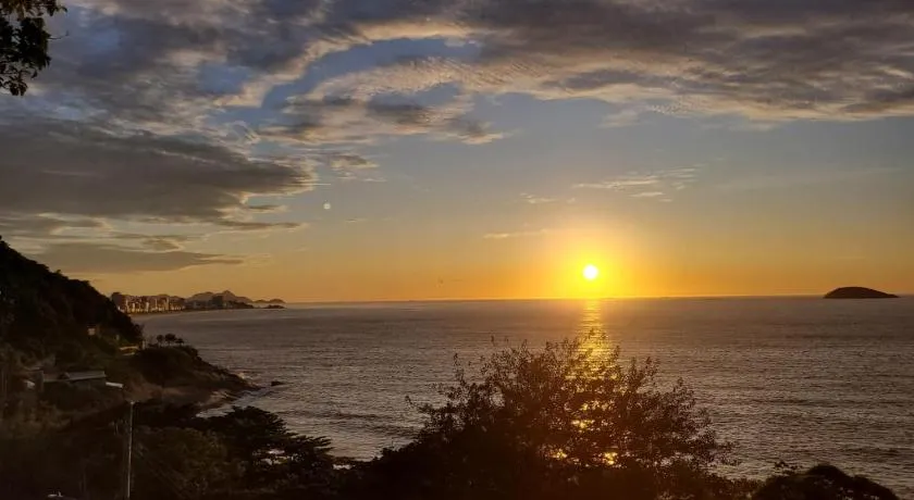 Em frente à praia, com vista e som do mar - Image 1