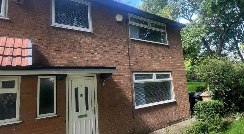 Cozy 3-Bedroom House in Bolton, Huge Garden - Image 1