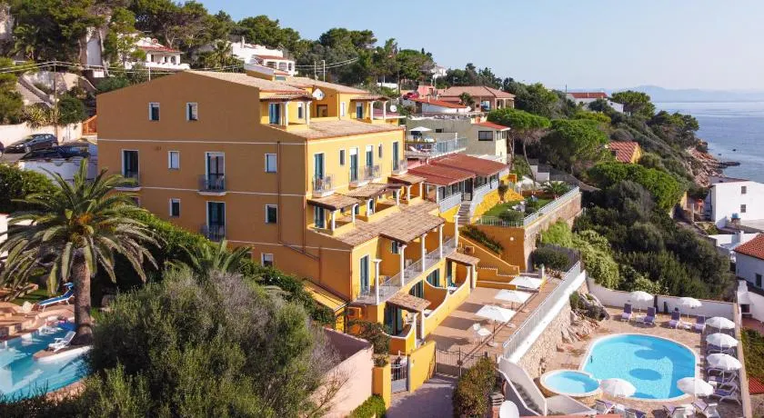 Lu' Hotel Maladroxia - Image 1