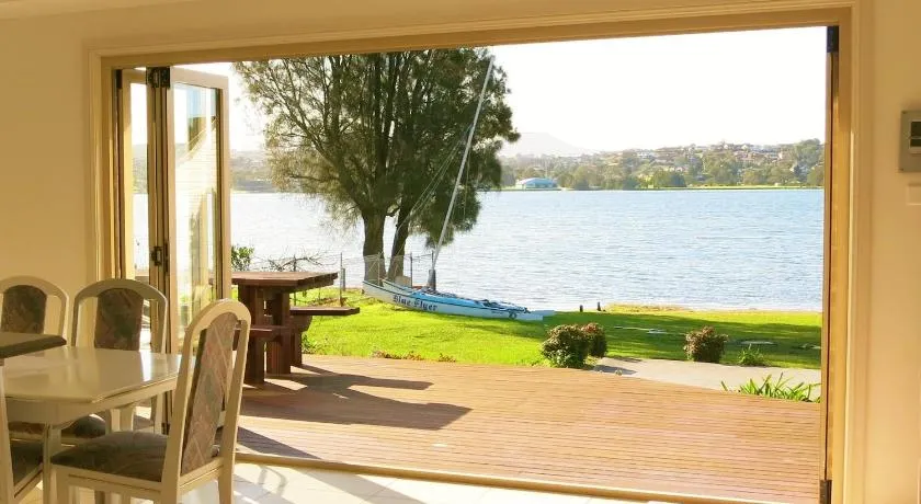 Lakeside Cottage Primbee - Absolut Waterfront Position - Image 1