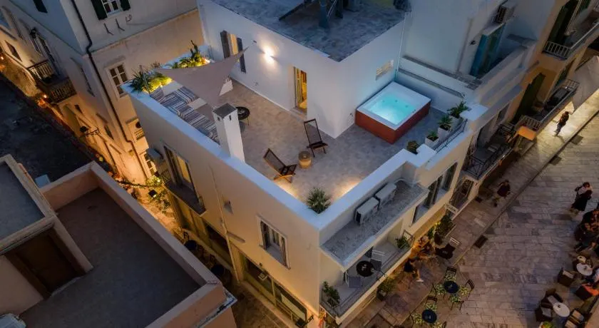 Nomadic Cozy Rooms - Image 1